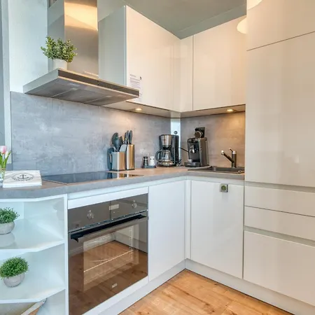 - Haus F, App 0f1207 *